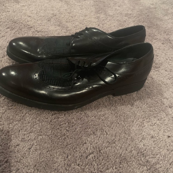 Black Gucci shoes with coloured patch like top. - Picture 6 of 6